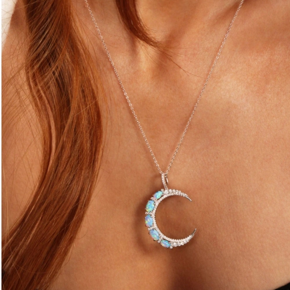 Melinda Maria ✨She's an Icon Moon Necklace
Silver|Blue Opal